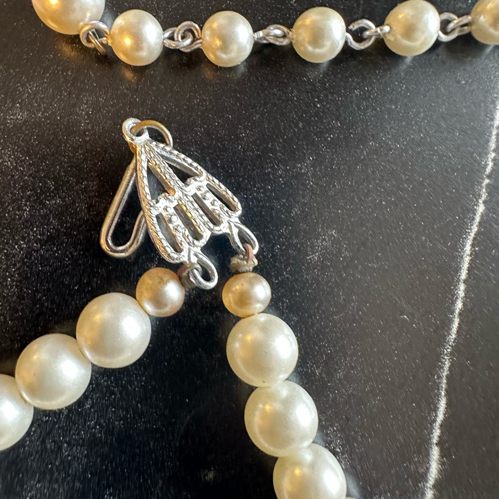 Lot of Vintage Jewelry (10pcs). Necklaces, Chokers, and Earrings. Pre-owned. - Picture 13 of 15